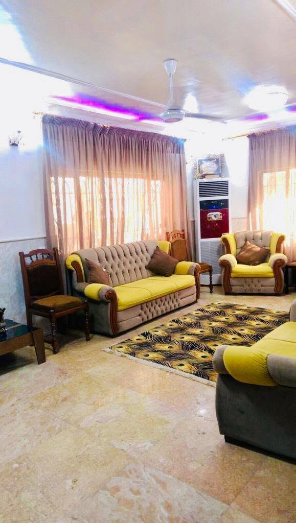دار للبيع في بغداد الشالجية قرب جامع براثا
المساحة الكلية 400 متر مربع واجهه 13,40م نزال 30م بناء 2019 
للاستفسار ***********
يتكون من طابقين
الطابق الاول يحتوي على :
حديقة امامية وكراج سيارات وشلال نافورة ومجموعة صحية
استقبال مساحتها 6x5
صالة 4x 7
مطبخ 4x 4
غرفة نوم 4x 4
مجموعة صحية عدد 2 داخلية
الطابق الثاني :
غرفة نوم مساحتها 6x5 تحتوي على مجموعة صحية
غرفة نوم مساحتها4x 6 تحتوي على
غرفة داخلية مساحتها 3x3 مع سطح
غرفة نوم 4x7
غرفة نوم 4x4
مجموعة صحية
البيتونة صالة مساحتها 4x6
سطح
حديقة خلفية.
للتواصل ***********
