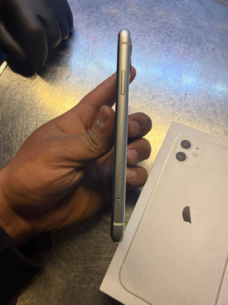 السلام عليكم. ايفون ١١
نضافه ١٠٠% 
ما مفتوح ولا برغي  وتر بور 
ذاكره ١٢٨
بطاريه ٧٣ 
السعر ٣٠٠ وبي مجال  
مكاني بغداد  اتصال ***********
