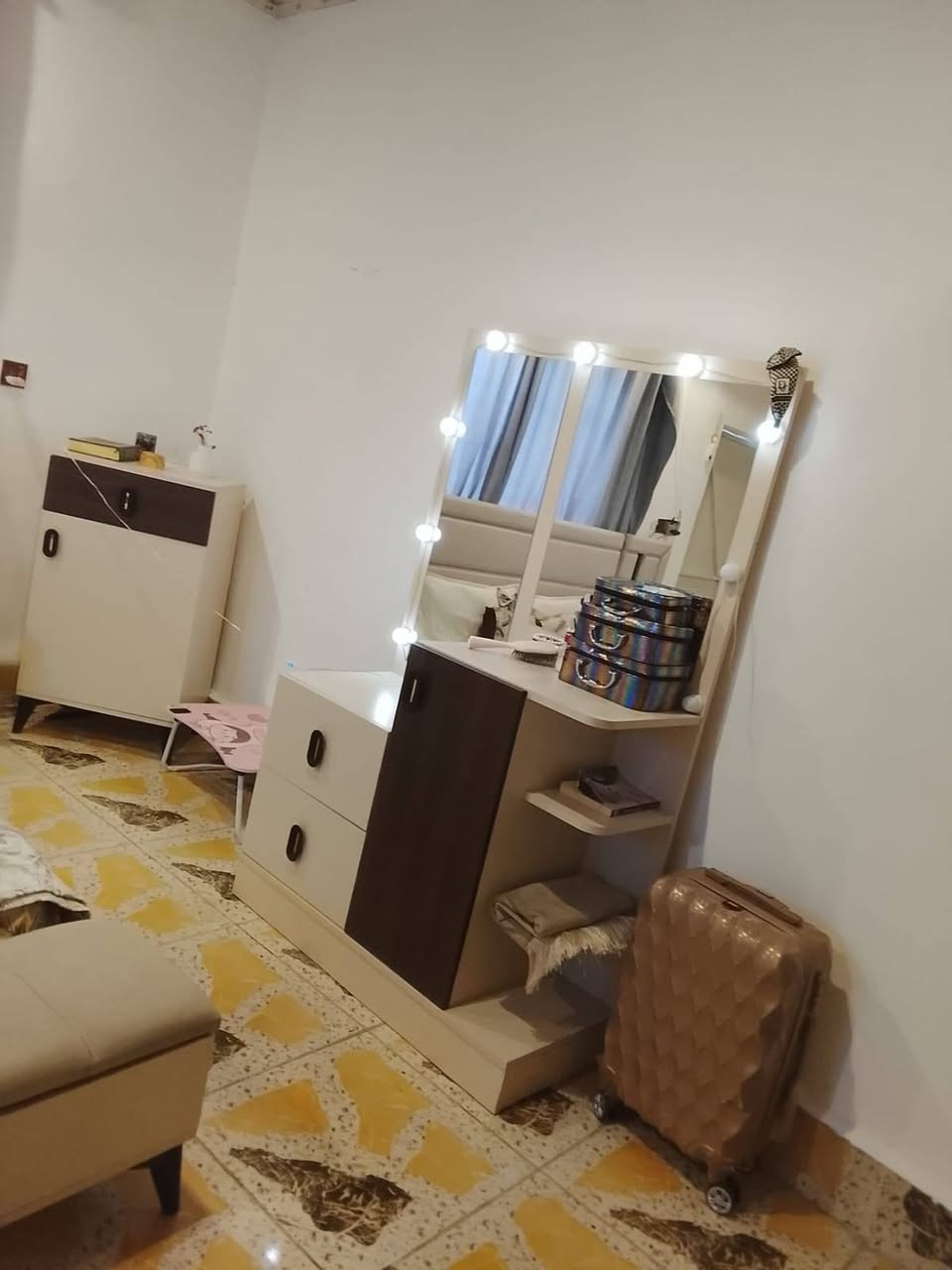غرفه نوم 10 قطع للبيع استخدام شهرين غرفه كلش نضيفه فقط تخت مخزن جكات فقط مستطر مال  طابوريه اثناء الشد نكسرت من النص وكلشي ماعليها ولا تبين 
السعر مليون و150 الف وبيها مجال التواصل واتساب ورقم ايضا 
***********
