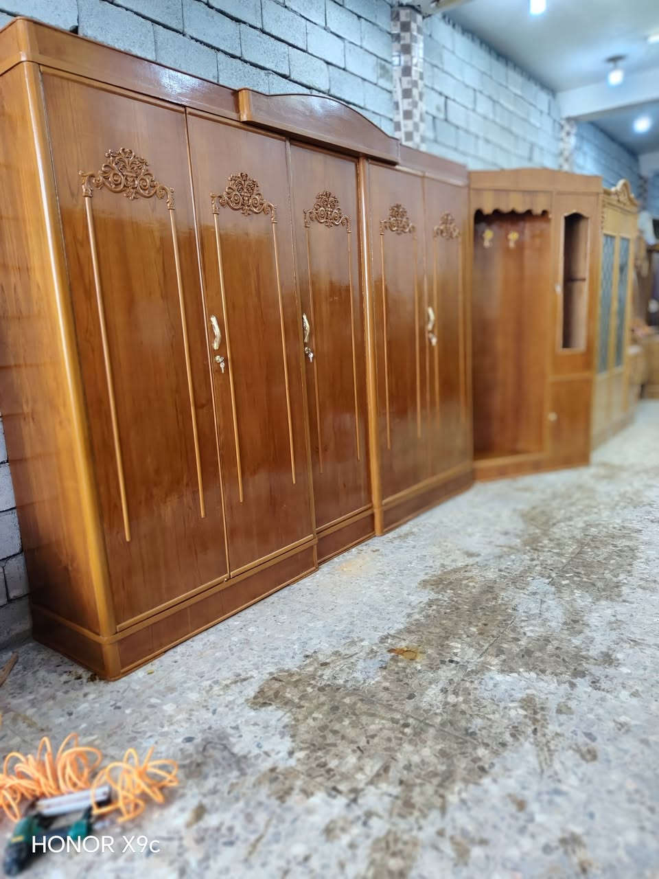 السلام عليكم غرفه كامله ام الخمس بيبان شغل درجه اولى  تسكام  غرفه كامله وجاهزه اي نقص ما بيها السعر 775 شامل الشد والتوصيل مجاني داخل النجف والشراي يتصل مكاني نجف ناحيه الرضويه قرب الجسر مال الرضويه *********** موجود واتساب
