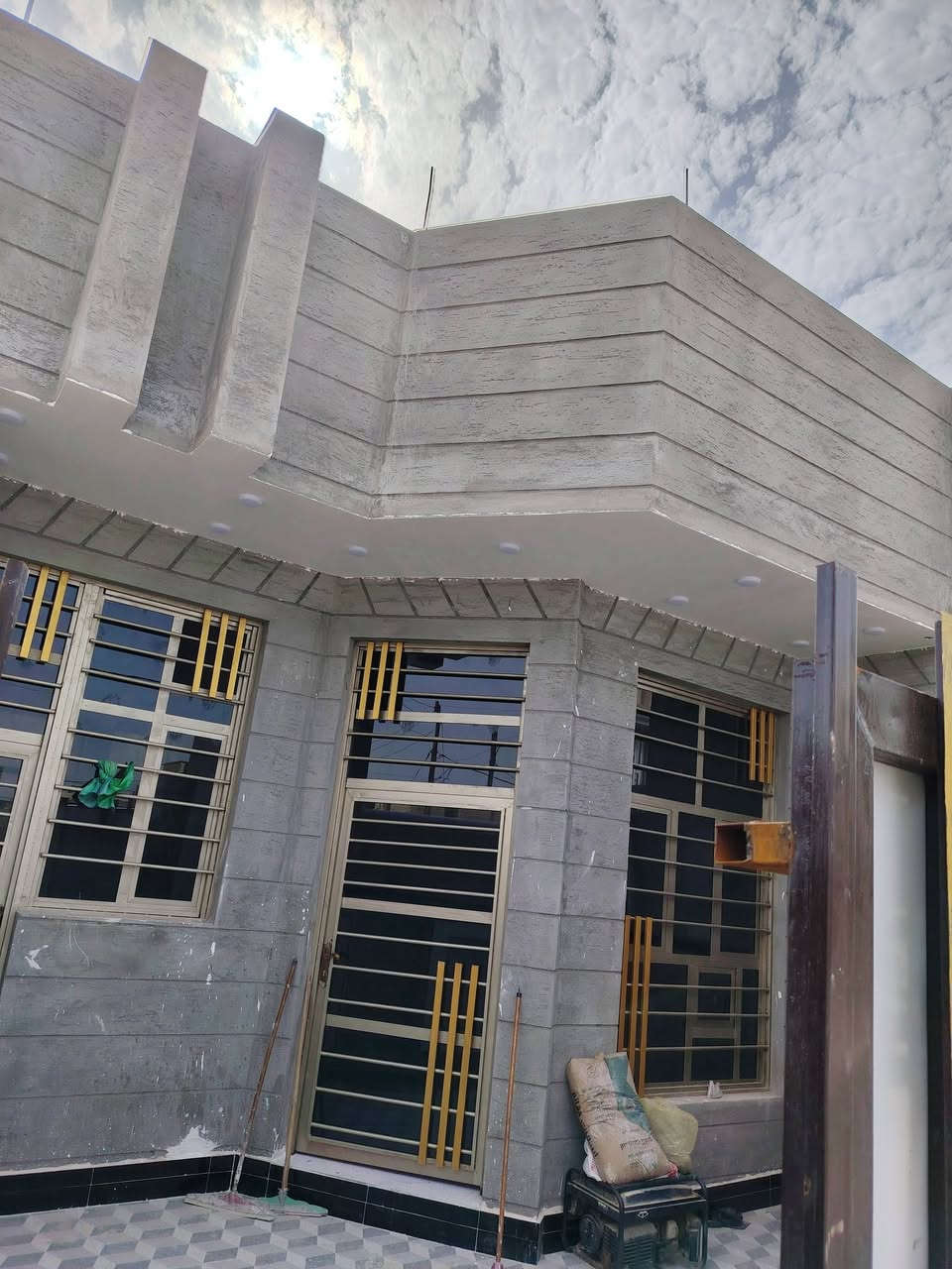 سلام عليكم بيت بحي سلام لليجار مساحته 130متر للستفسار ***********
