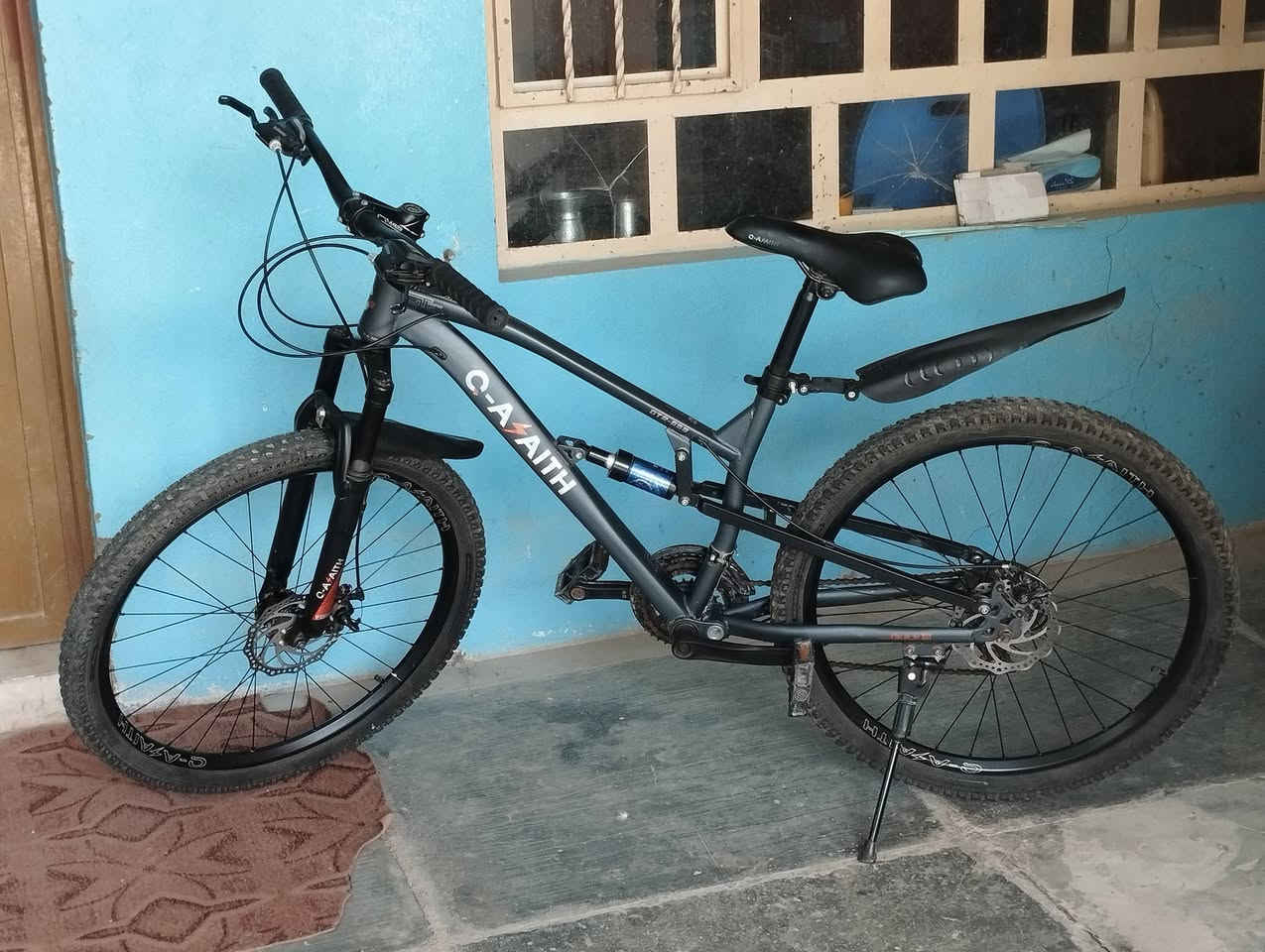 بانسكل جبلي قفاز نضافه 100% مستعمل كلش قليل الكير الامامي والخلفي شغالات ممبدل بي ولا قطعه حجم 26 سعر 130 مكاني عفك 
الاستفسار ***********
