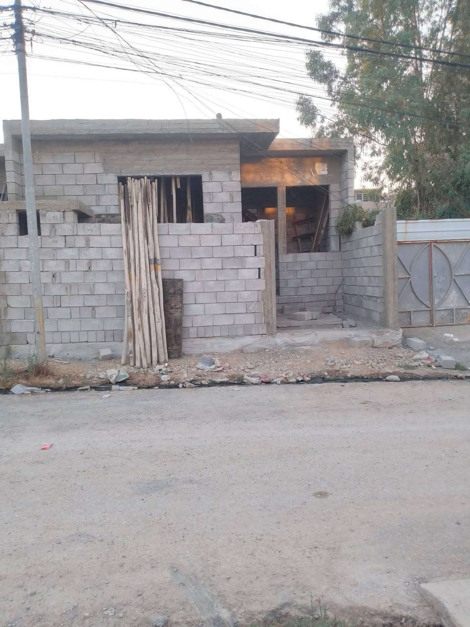السلام عليكم يوجد هيكل العنوان الموصل القوسيات قرب المدرسة الصينيه المساحه 100 مربع بعد الخشب موجود خدمات ماي كهرباء تبليط سند 25 اي استفسار خاص السعر 25 او اتصل ***********
