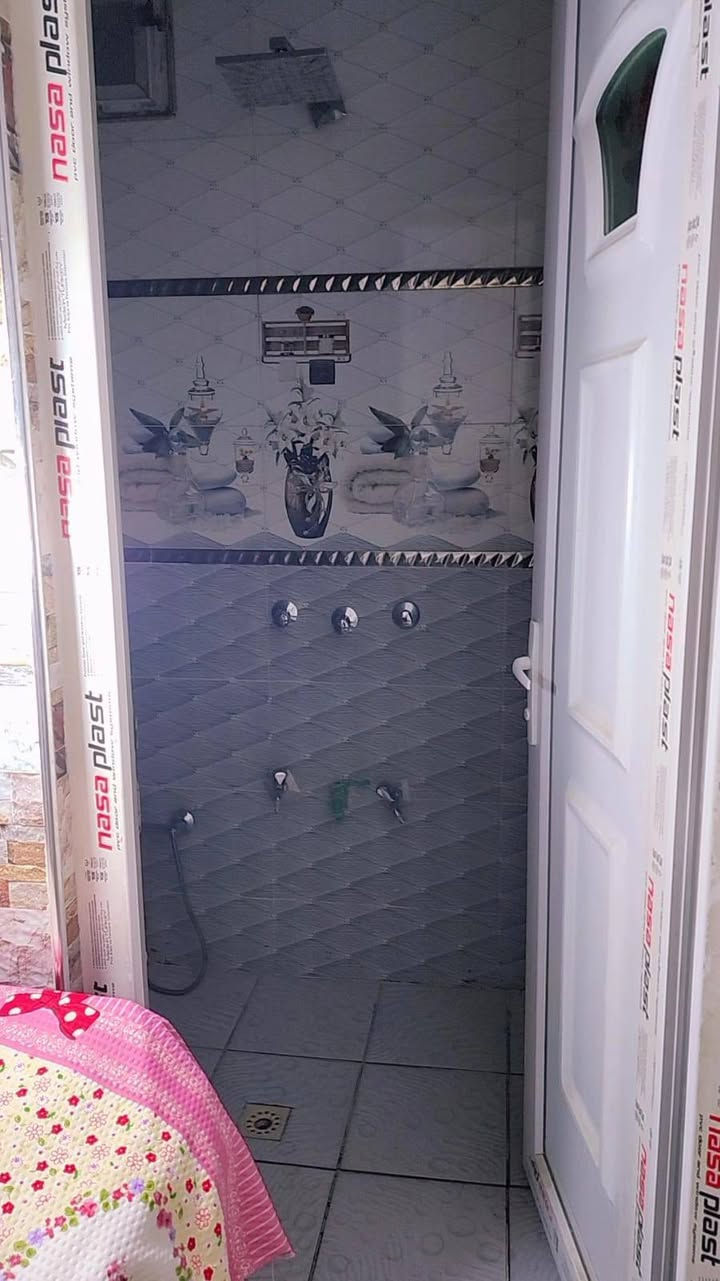 السلام عليكم مشتمل للبيع 100 متر منطقة المخابرات طابق ونص سعر 95  يحتوي على غرفتين نوم صالة وحولي ممر جانبي صحيات عدد 3 
واجه 5×20 
***********
