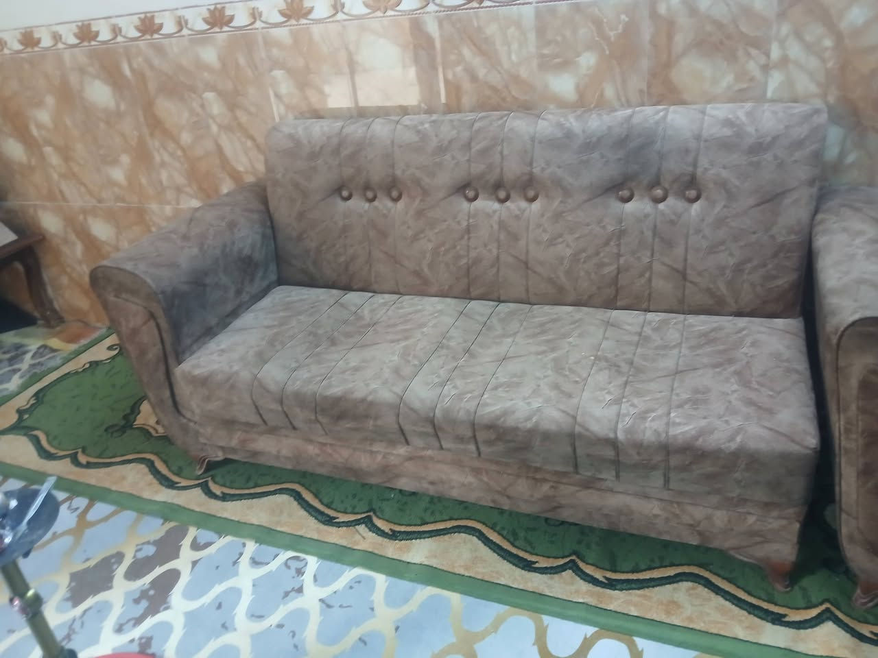 السلام عليكم تخم 10 مقاعد نضيف كلش نقص بي بس رجل وحده السعر 200 وبي مجال قليل المكان مدينه الصدر ***********
