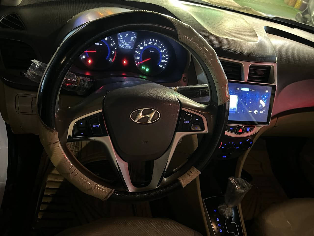 السلام عليكم اكسنت ١٥ خليجي محرك ١٦٠٠  بسمي السيارة بيهه قطعتين صبغ فقط غير شي اني مسول محرك كير مكفولات صدر امامي خلفي جديد فتحه فول عدة البصمه شاشه كامرة تحكم استيرن تبريد ثلج تدفه داخل جديد مكاني بغداد الحريه السعر شد وثنين رقمي ممتواجد خاص ***********
