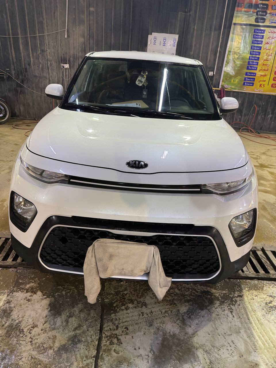 السلام عليكم إخوتي ..
كيا صول موديل 2020 ( s ) فول عدا البصمة والفتحة للبيع ، ( البجم كبس شركة ما بي چكة إبرة ) ، السيارة إستعمال منزلي جلخة ما بيها .. 
١- اللون أبيض 
٢- عداد المشي 57000 استعمال عائلي .  
٣- رقم بابل 
٤- المواصفات / محرك 2000 دوش / توقف تلقائي / تحديد مسار / نظام إطفاء تلقائي إقتصادي / تحكم إستيرن / ويل كب أسود / نظام sport + نظام normal / شاشة / حساسات بالمري .
٥- الحادث ( نصف الجاملغ الايسر ) فقط ..
السعر المطلوب ( ١٥٧ ) 
رقم الهاتف ***********
