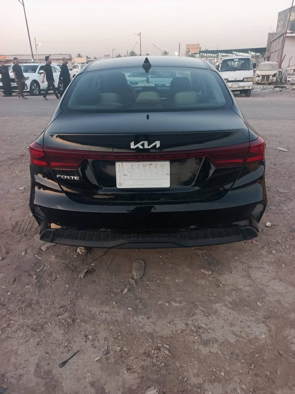 السلام عليكم
كيا فورتي
 موديل 22FEمواصفات الFEمعروفة
رقم بغداد 
ماشيه 47 ميل
لون اسود
محرك الفين دوش

السياره ليبل واحد حادثهه مال امريكا دعامية خلفية 
وبالعراق صخة بالباب الخلفي الي بجانب السايق ممصلحهة موجودة بالصور الة تركز عليهة يالة تبين وشبر حقيقي بالجاملغ مال السايق بصف البكلايت مصلح السيارة مابيهة اي حار ومابيهة قطرة صبغ بلادية 
سنويه لل29 سياره بسمي اني راعيهة الشرعي تحويل مباشر 

السعر135💲 وبيهة مجال حگ الجية
مكان السياره بغداد الدورة حي الشرطة 
/*********** غير متواجد ع الفيس .

