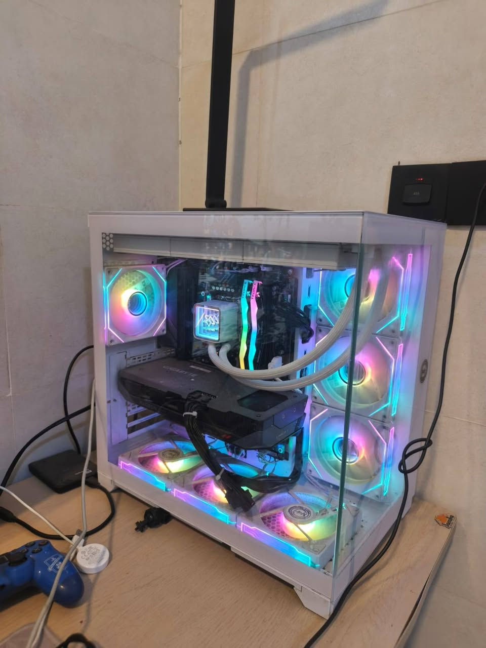 مراوس ب لابتوب كيمنك مراوس فقط
💠 المعالج (CPU)

Intel Core i7-14700KF TRY

💠 اللوحة الأم (Motherboard)

Gigabyte Z790 D – DDR5

💠 الذاكرة العشوائية (RAM)

TeamGroup T-Force

سعة: 32GB (2×16)

السرعة: 6000MHz

نوع: DDR5 RGB

💠 كرت الشاشة (GPU)

RX 9070 GRE Gaming OC

ذاكرة: 12GB

تبريد: 3 مراوح (3FAN)

💠 التخزين (SSD)

TEAMGROUP MP44L M.2 NVMe

السعة: 1TB

السرعة: 5000MHz

💠 التبريد (Cooling)

Snowman KS 360M WH

تبريد مائي بلون أبيض

💠 مزوّد الطاقة (PSU)

Mass Gold 850W

Fully Modular

💠 الكيس (Case)

Herogear 420A ARGB WH

كيس أبيض مع إضاءة ARGB
 
مراوس فقط 
*********** حسين 
مكاني كربلاء
