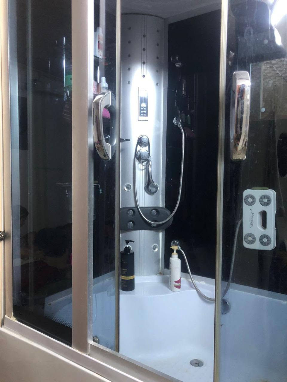 حمام جاكوزي للبيع سعر بلاش
 مستعمل قليل 
وسعرة مناسب كلش سعرة200الف 
فقط بيه ضربه صغيرة بل حوض ومعالجينه  نشرات موصفات
 هواي بي حلوة 
مكانه بغداد الطوبجي 
***********
