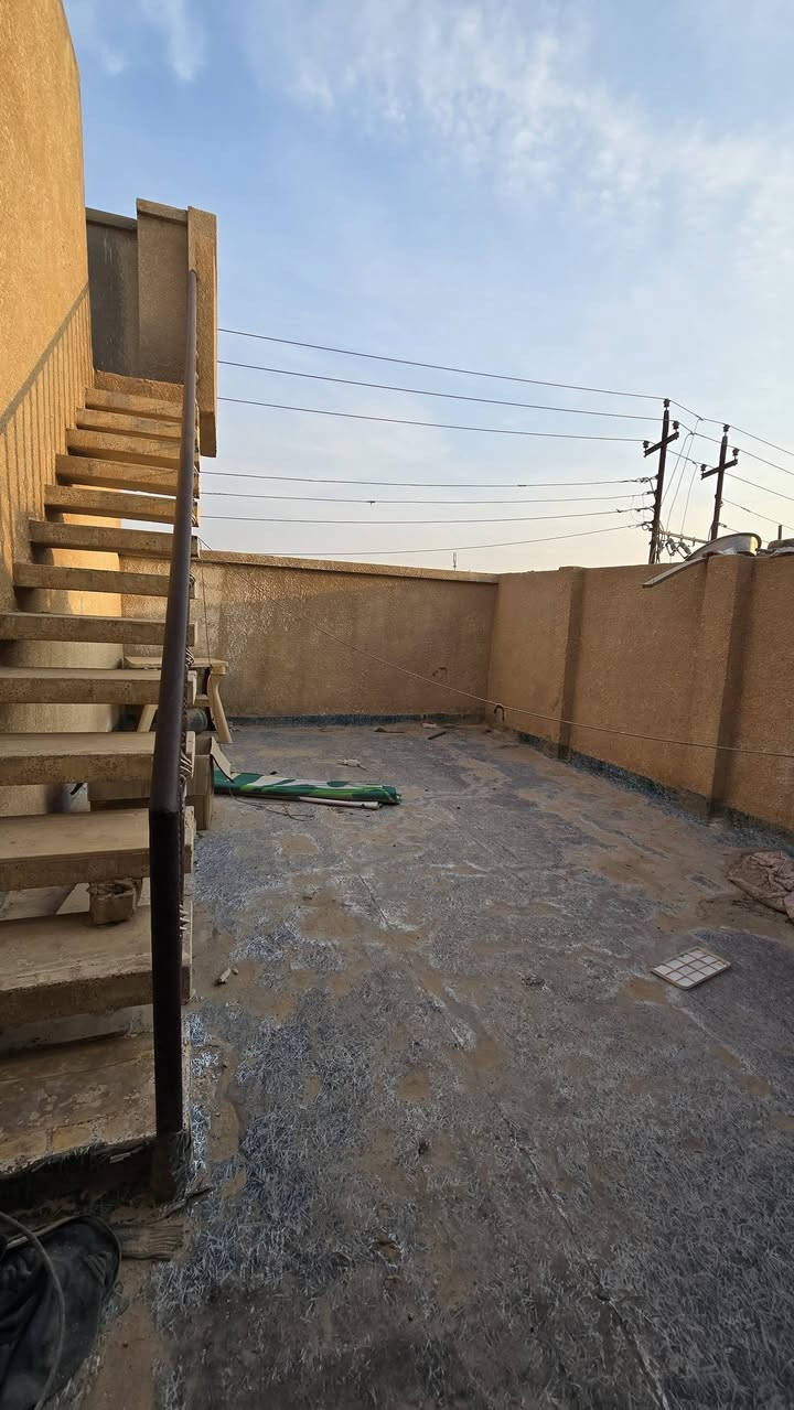 بيت للبيع مساحته 210 كربلاء حي القادسيه ركن وبي محلات مأجره الطابق الارضي غرفه وهول واستقبال ومطبخ حار وبارد و2 مجموعه صحيه وحديقه صغيره وطارمه
الطابق الثاني شقه ودرج للخارج 
غرفتين وهول وحمام ومطبخ
للاستفسار عن السعر الاتصال بالرقم
***********
