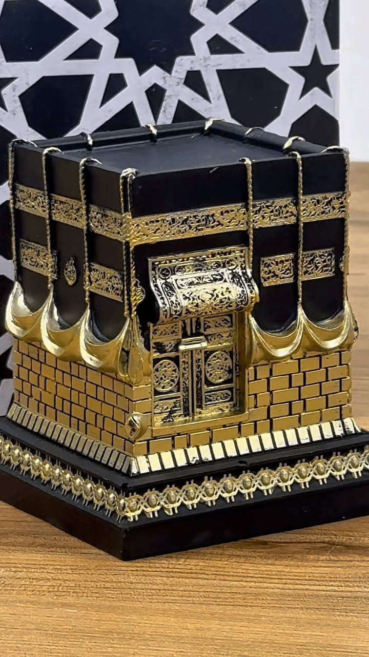 🕋 مجسم الكعبة المشرفة بتصميم فاخر ولمسة روحانية مميزة
تفاصيل دقيقة تحاكي شكل الكعبة الحقيقي بأناقة عالية

ألوان أسود مع ذهبي تضيف فخامة لأي مكان يوضع فيه

حجم عملي مثالي للطاولات، الأرفف وزوايا الصلاة

اختيار رائع كهدية قيمة في رمضان والحج والعمرة 🎁

يعزز الأجواء الإيمانية ويبعث الطمأنينة في المكان

امتلك قطعة تذكّرك بقدسية أعظم مكان على وجه الأرض 🤍

للحجز والاستفسار....

***********

السعر معا توصيل 16 ألف 

عنوانك رقم الهاتف
