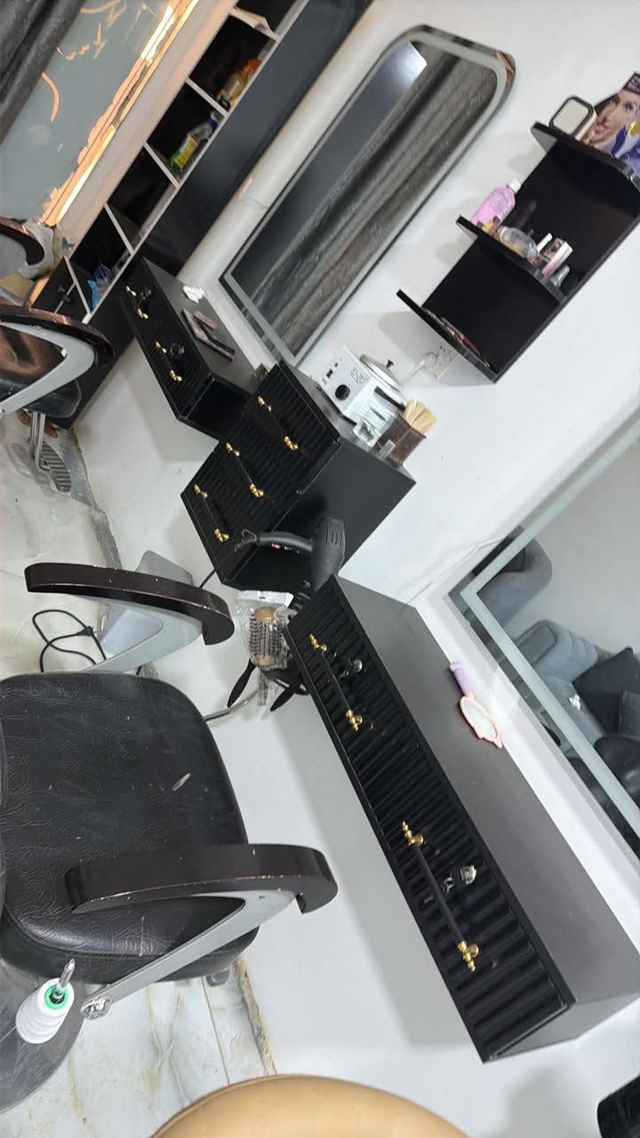 غراض صالون للبيع  ديكور كامل 500مريات 2كراسي 2فاترينا وحده
3جرارات 2صبغ وحده لجهاز الهايدرو 75

جهاز هايدرو وبخاري واقنعه ب 250
اوكسجينات 3دبات كبار ب 30
ثلاجه 50
براد ب 50
شسوار كاويه برم جهاز تكسير 75


**إذا كنت صاحب هذا الإعلان وتريد حذفه لأي سبب، رجاءا أرسل رسالة إلى الدعم الفني**