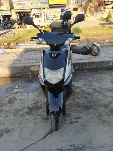 دراجه سكنس نثيه كهرباياتها كلها شغاله شلعتها خير من الله تشتغل سلف وهندر سلف من اول تشغيله ومابيها تاخير و ماتصرف بانزين ب3لترات تفتر بغداد كلها كفراتها بلاديه ممبدل بيها شي ولا مصلح ولا مجفت ..مكاني بغداد الزعفرانيه الرقم *********** بغداد
