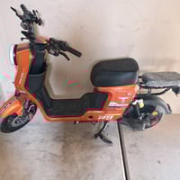 درّاجة كهربائية برتقالية اللون بحالة ممتازة. مناسبة للتنقل داخل المدين...