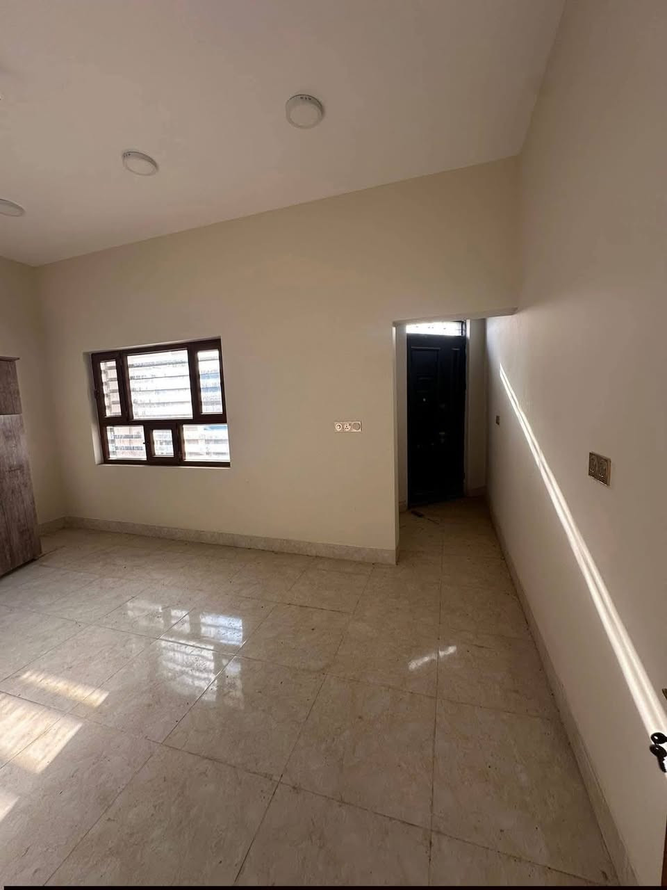 #دار للبيع ( طابو  )   #طابقين جديد #فارغ تسليم مباشر . 

#المساحة : 200 متر  و الواجهه 10  

#الموقع : حي الواسطي _خلف مول حجي زياد مباشرةً

 #الطابق الاول يحتوي على غرفتين نوم عدد(2) وهول كبير ومطبخ حار وبارد واستقبال وكراج وحديقة 

#الطابق الثاني يحتوي على ثلاثة غرف نوم عدد (3) وصحيات الدار جديد وكامل اي نقص مابي 

💵💵#السعر 295 وقابل للمعاملة 💵💵

🔴 1- التعامل يكون مع صاحب العقار الشرعي حصراً
2- المكتب  وسيط بين الطرفين ولحفظ الأجرأات القانونية والتأكد من صحة العقار قبل تسليم اي مبلغ بأشراف قانوني

للأستفسار ✅مراجعة مكتب القصر الذهبي  🔔

📍عنوان المكتب كركوك واحد حزيران قرب تقاطع الحصو ورمل 
         

                          
***********
***********📱

✅نستقبل جميع عروضاتكم السكنيه والتجاريه في كركوك 💯والترويج لها عبر الصفحه الخاصة بل مكتب
                  #مكتب  القصر الذهبي  للعقارات 
للأستثمار والتطوير العقاري 💯 معنا نحو الأفضل
