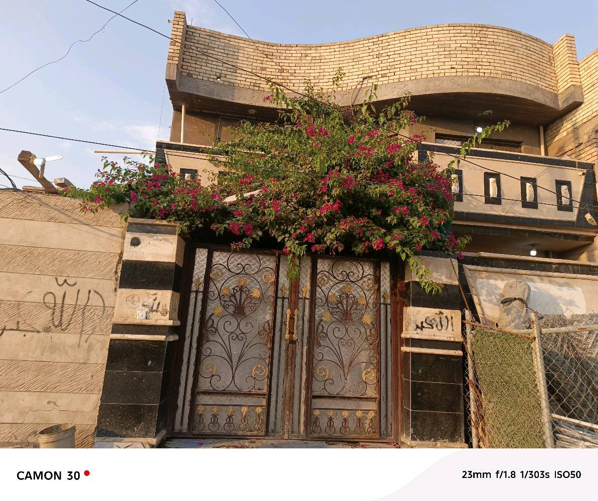 السلام عليكم دار للبيع الشعله السلاميات شارع 15 رابع بيت عن الشارع العام  مساحه 200 متر ماي ومجاري وطابقين  طابو ملك صرف بسمي 
يحتوي علا طرمه وحديقه وستقبال ومطبخ واربع غرف نوم وحولي ارضي وسطحي وصحيات وترك  