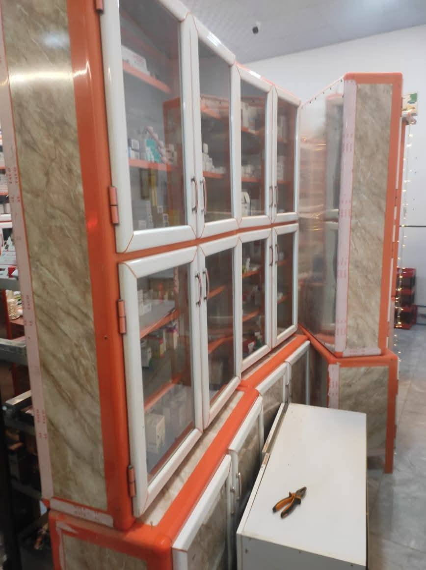 للبيع رفوف متكامله مع باترينات صيدليه مغروضات سعر ٦٠٠ وبيه مجال ع خاص
فلوجه استدارة ابو النسوره باتجاه البورديني
*********** بي اوتساب
