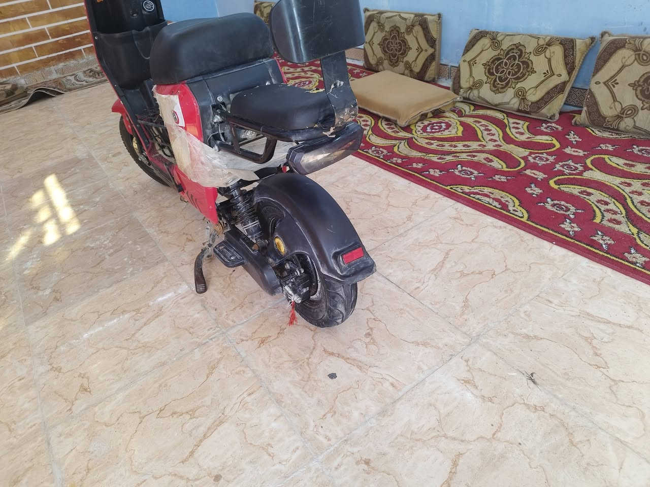 السلام عليكم  دراجه شحن R10دراجه جديده موديل 2025 شغاله كلها بيها بطاريه وحده تعبانه بطاريات ٣٢امبير  بصمه تايرات جدد الل اتصال ***********السعر 225وبيها مجال قليل
