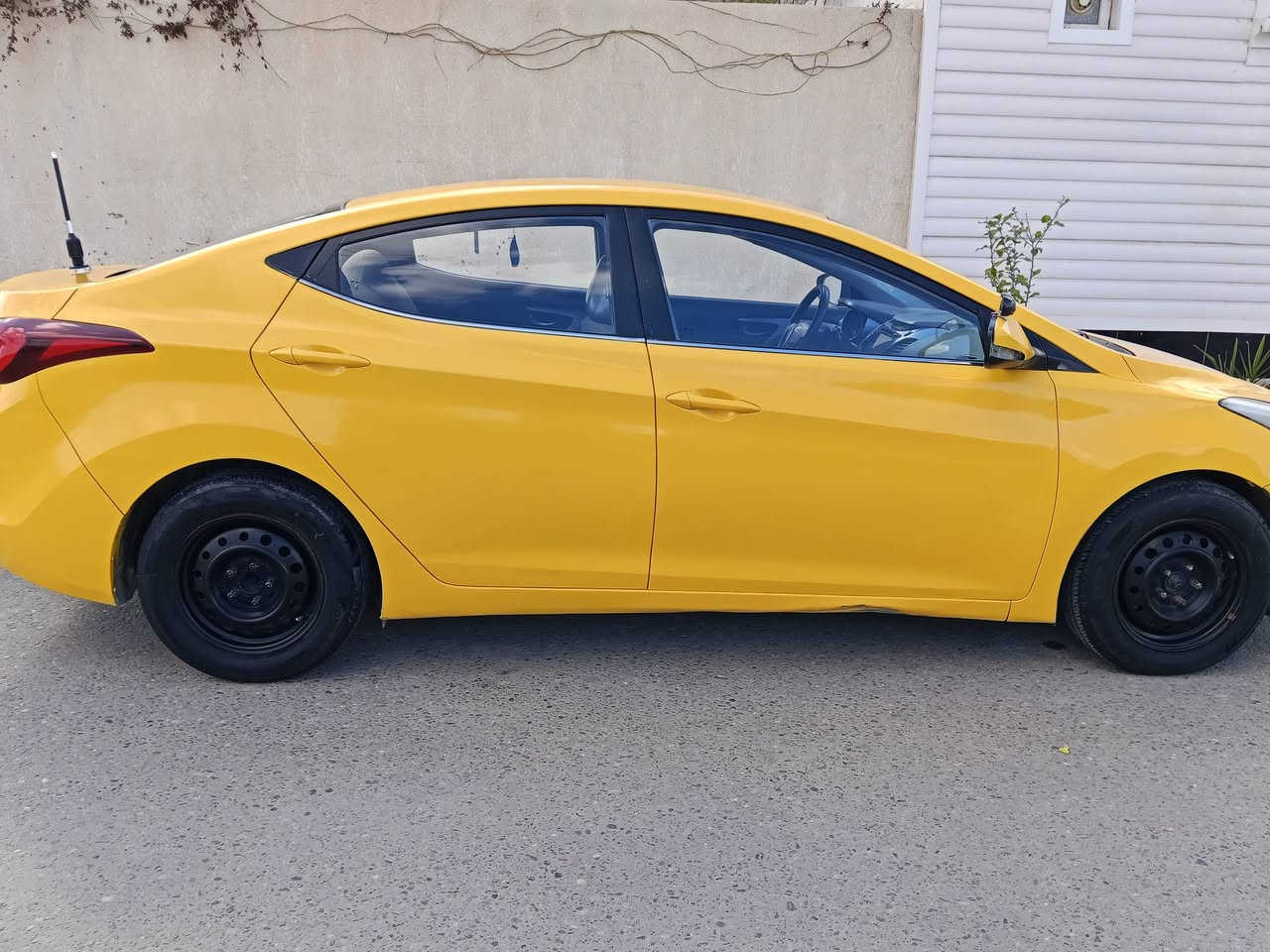 السلام عليكم للبيع انترا  مديل 15بسمنا تريد تحويل تريد وكاله تخم تاير صدر نضيف محرك 1600شرط لا تنقيص ولا تبخير كير محرك شرط السياره خليجي بيه ضربه  بلجنطه بصيطه بيه طخه بلامامي شبر السياره خير من الله   مال جناي سعر مناسب السعر 98بيه مجال حك جيتك   تبريد ثلج  الرقم ***********
