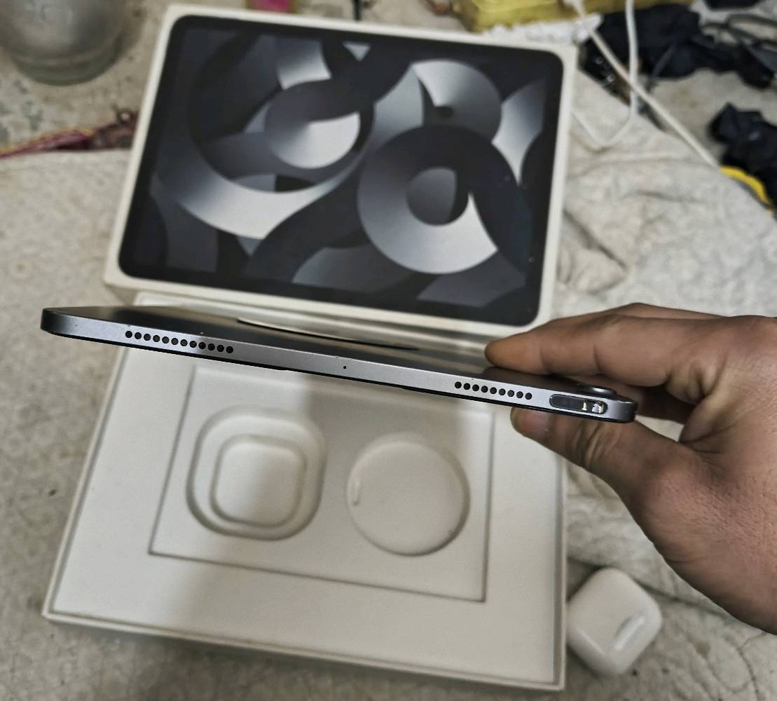 ايباد air 5 معالج m1 المعروف باادائه الخارق نظافة ٩٧٪ ذاكرة ٦٤ بطارية ثمانينات وياه شاحنة وكارتون بصمه إصبع متوقفة فقط سعر ٤٥٠توصيل متوفر أو مراوس بايباد حسب القناعه