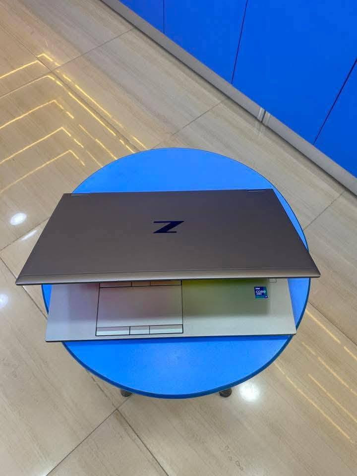 بنقدم لكم HP ZBOOK FURY 15 G8 – قوة واحترافية 
لو بتدور على لابتوب Workstation يقدر يتعامل مع أعقد المهام وأقوى البرامج من غير ما يوقفك، يبقى ZBook Fury 15 G8 هو الحل الأمثل.

✅- المعالج: Intel Core i9-11950H
سرعة وأداء استثنائي للتطبيقات الثقيلة والمهام المعقدة.

✅ - الرام: 16 جيجا DDR4
تعدد مهام سلس جدًا وتشغيل برامج كتير في نفس الوقت بدون أي بطء.

✅ - التخزين: 512 جيجا SSD
تشغيل فوري وسرعة في تحميل الملفات الكبيرة.

✅ - كارت الشاشة: NVIDIA Quadro RTX A2000 4G
مصمم خصيصًا للتصميم الجرافيكي، المونتاج، الشغل الهندسي، والـ 3D Rendering.

✅ - شاشة 15.6 بوصة FHD
ألوان دقيقة وتفاصيل واضحة تخلي شغلك يطلع بأعلى جودة.

📌 مميزاته واستخداماته:

🌅مثالي لمهندسين التصميم والـ CAD.

☑️احترافي للمونتاج وصناعة المحتوى المرئي.

💻مناسب جدًا للجرافيك والـ 3D Animation.

🌄أداء ثابت مع برامج البرمجة والتحليل.

🎮 مثالي للألعاب الحديثه 

📩للحجز والإستفسار تواصل معنا عبر الخاص او علي الرقم 01024538916
او اضغط على لينك الواتساب مباشرة لسرعة التواصل 👇https://wa.me/201095023633


**إذا كنت صاحب هذا الإعلان وتريد حذفه لأي سبب، رجاءا أرسل رسالة إلى الدعم الفني**