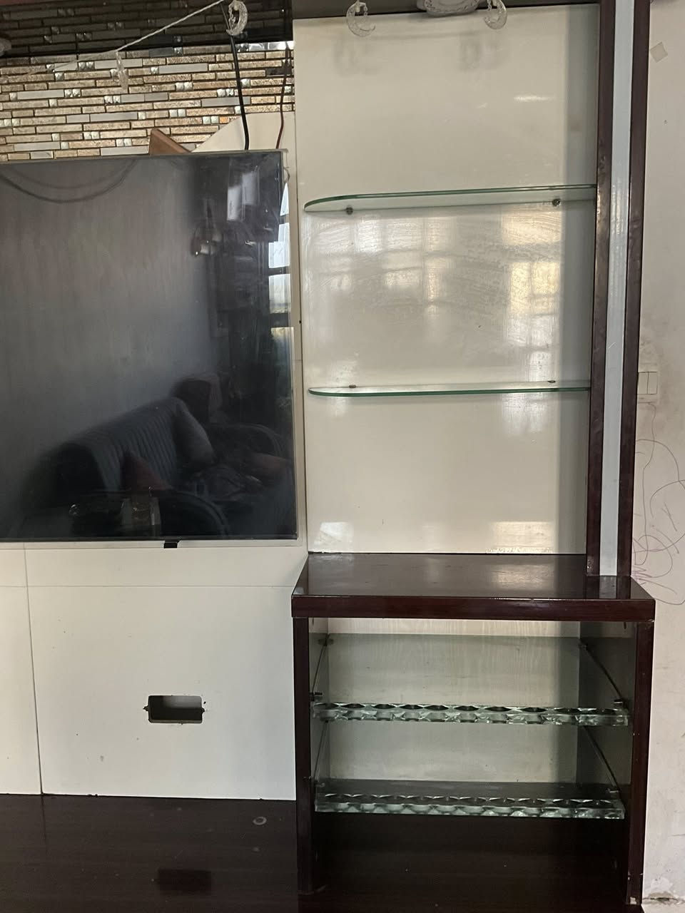 تخم قنفات نضيف ٢٠٠
ميز تلفزيون ٥٠
ثلاجة خمسه قدم ١٤٠
***********
