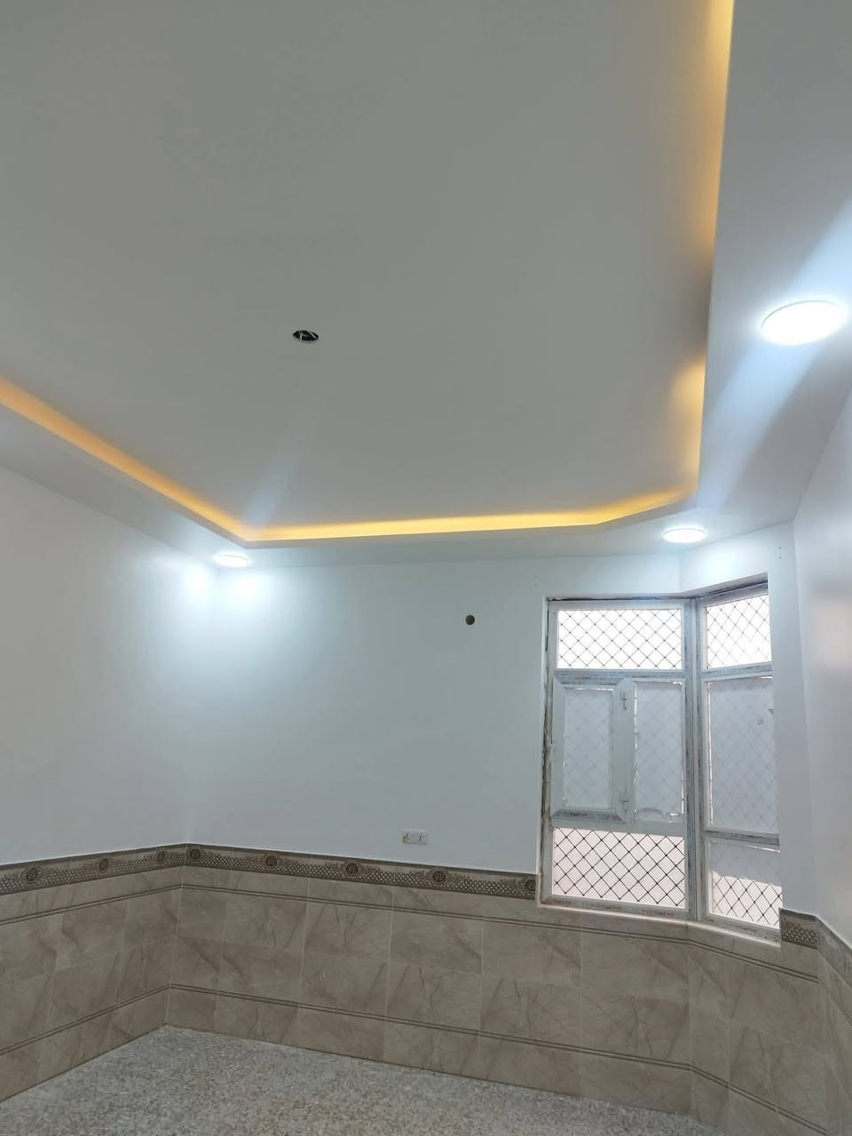 🏠 بيت للبيع – بناء حديث
📍 الموقع: حي الحشد – قريب من شارع الصداقة
🏗 نوع البناء: طابق واحد – تشييد حديث
📐 المساحة: 200 متر مربع
🔹 تفاصيل البيت:
غرف نوم: 2
صالات: 2
مطبخ حار + مطبخ بارد
غرفة استقبال
كراج كبير
✨ البيت مناسب للسكن العائلي وموقعه مميز وقريب من الخدمات.
📞 للاستفسار والاتصال:
***********
***********
📱 واتساب:
https://wa.me/9647879659200
