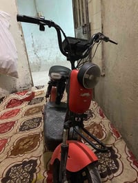 دراجه للبيع تجي اربع بطاريات و ٣ نمر سرعه ٦٤ و تجي وياها سله. و شاحنه ...