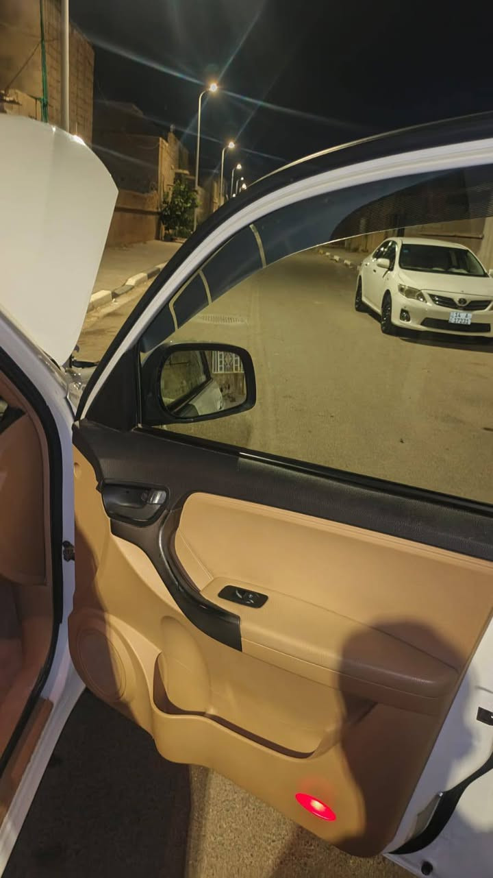 السلام عليكم ١٤ محرك ٢٠٠
كير ميكانيك رقم أربيل تريد تحويل او وكاله يمي السياره كفاله لابارد ولا قطره صبغ 
كير محرك حداده بشرط الفحص من الاخر السياره مال جناي ماتعبك ولا تخسر عليه للي يحب يتصل ***********
