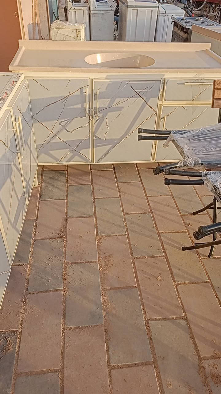 للبيع كونتر جدديد مترين ونص مع سنك متر ونص
بسعر مناسب  ديالى الخالص حي الحسين بل قرب من كراج حي الحسين 
تصال و وتساب ***********
