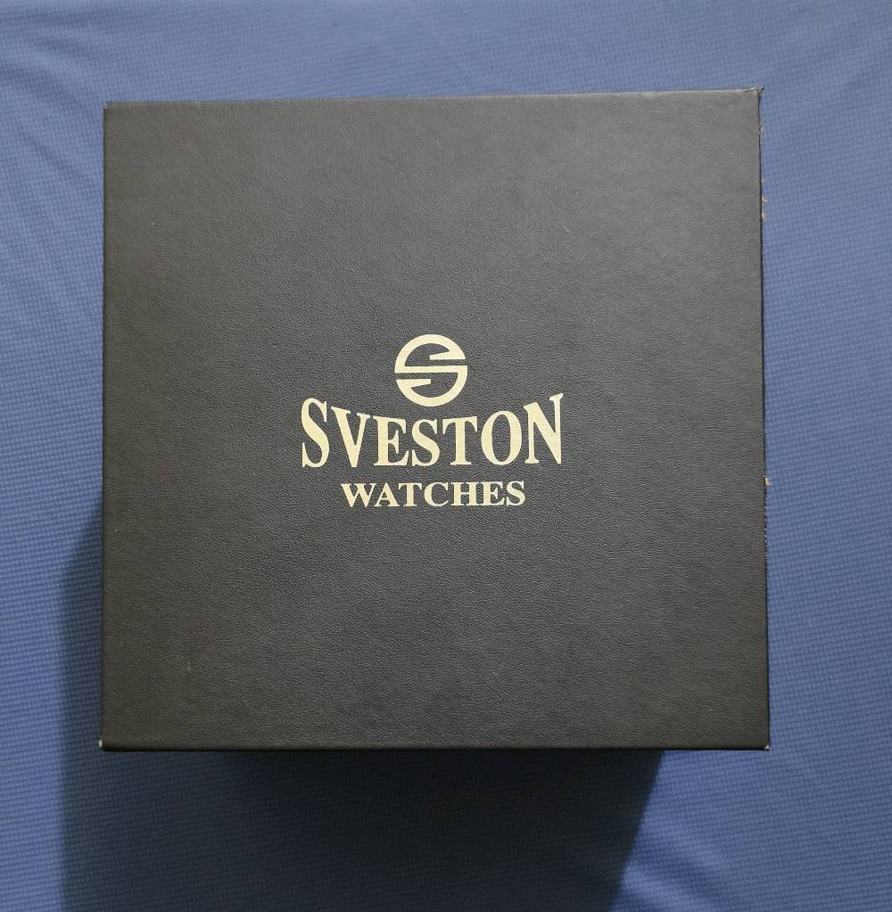 ساعة ماركة سڤيستون Sveston
✨تميز وأناقة تلفت الأنظار!✨
⌚ تتميز هذه الساعة بهيكل متين مصنوع من الفولاذ المقاوم للصدأ 🔗، يحيط بميناء أصفر لامع 🌟 ذي تشطيب ولمسة نهائية رائعة.
⚙️ تأتي الساعة بتصميم القلب المفتوح (Open Heart) 🖤 الذي يكشف عن حركة التروس الساحرة، بالإضافة إلى عقارب ومؤشرات مضيئة (Luminous) 🌕 تضمن لك رؤية واضحة في عتمة الظلام.
🔄 تعمل الساعة بـحركة أوتوماتيكية 🔋 تعتمد على حركة معصمك أو التعبئة اليدوية (التكويك)، مع احتياطي طاقة يصل إلى يوم ونصف (36 ساعة) ⏱️.
🔎 كما تتميز الساعة بـخلفية شفافة 💎 تكشف تفاصيل ودقة المحرك من الخلف، وهي مقاومة للماء حتى عمق 50 متراً (5 بار) 💧، مما يجعلها تجمع بين الأناقة المطلقة والعملية اليومية.
💰 السعر: 175 ألف دينار عراقي فقط!
📞 للحجز والاستفسار:
 * الاتصال على الرقم: *********** 📱
 * أو مراسلة الصفحة مباشرة 📥