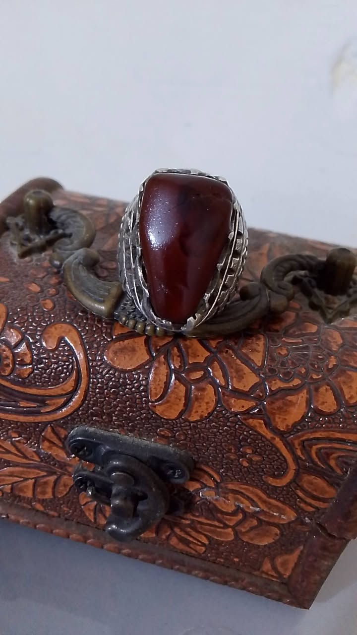 عشاق(الدلو) الأصيل لون(نادر)الحمر الغامق
المصاغ يدوي(ثقيل)


**إذا كنت صاحب هذا الإعلان وتريد حذفه لأي سبب، رجاءا أرسل رسالة إلى الدعم الفني**