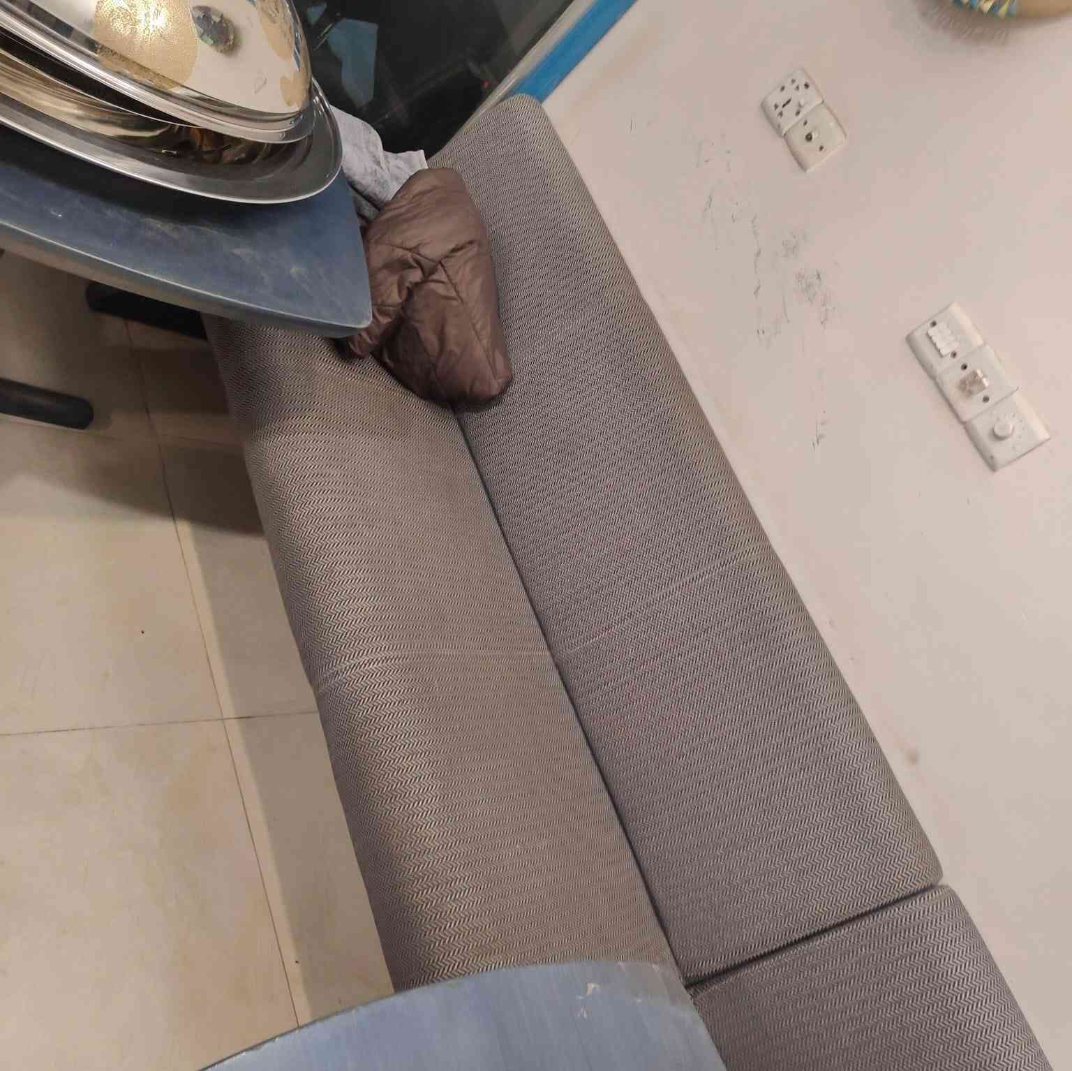 ميز وكراسي البيع نضيفات سعر250الف ***********
