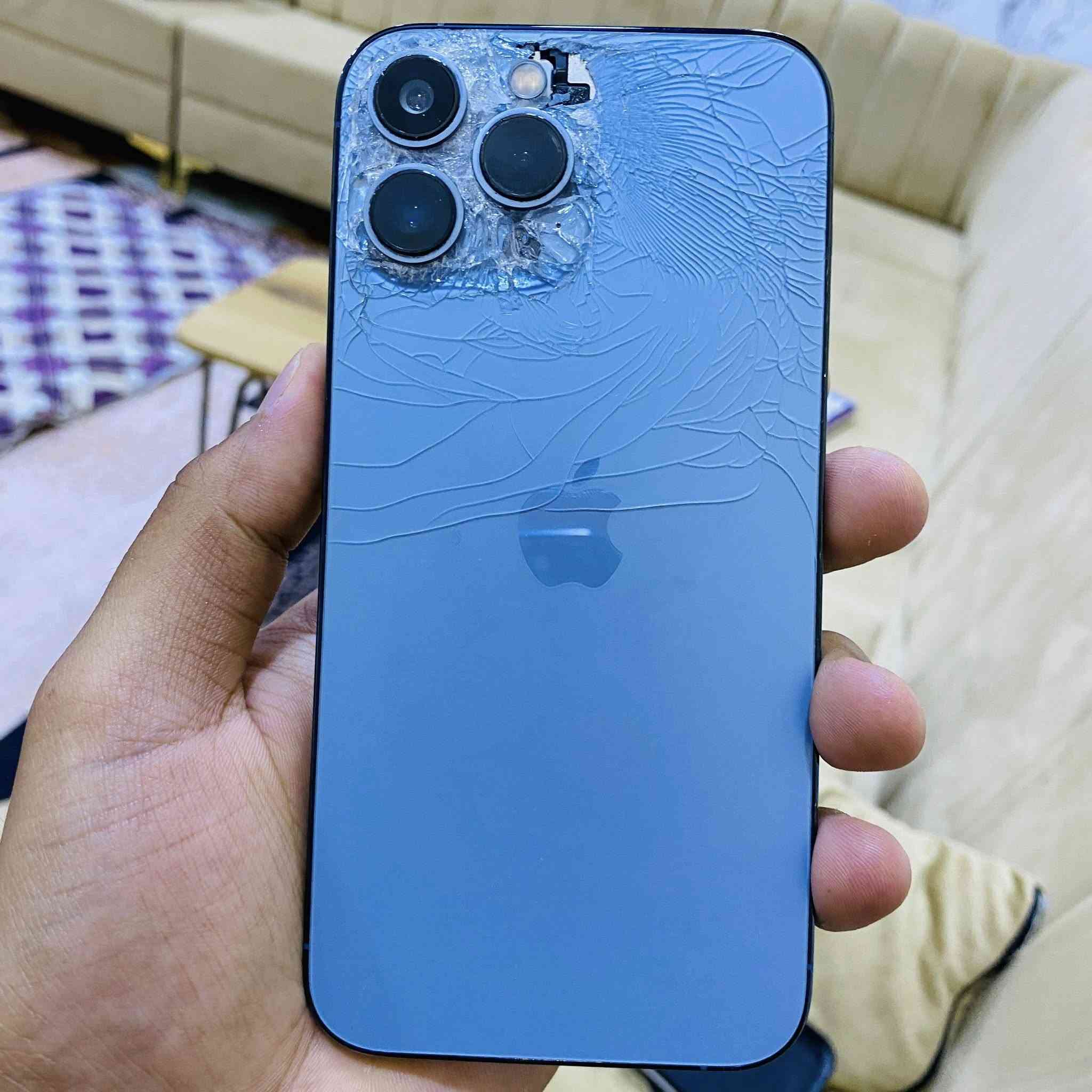 ايفون 13 برو ماكس وتر بروف ما مفتوح دبل شريحة ( شريحتين ) كفاله عامه شرق اوسط  ذاكرة 256 بطارية 91 الجهاز  جديد يخبل بس طاح مني والضهر انكسر تكدر تبدله ليزر ب20 الف و تكدر تخلي اله كفر  كارتونه موجوده و جهاز نضيف و افحص وين ماتريد اروح وياك سعر 675مكاني بصره  
رقمي واتساب ***********
