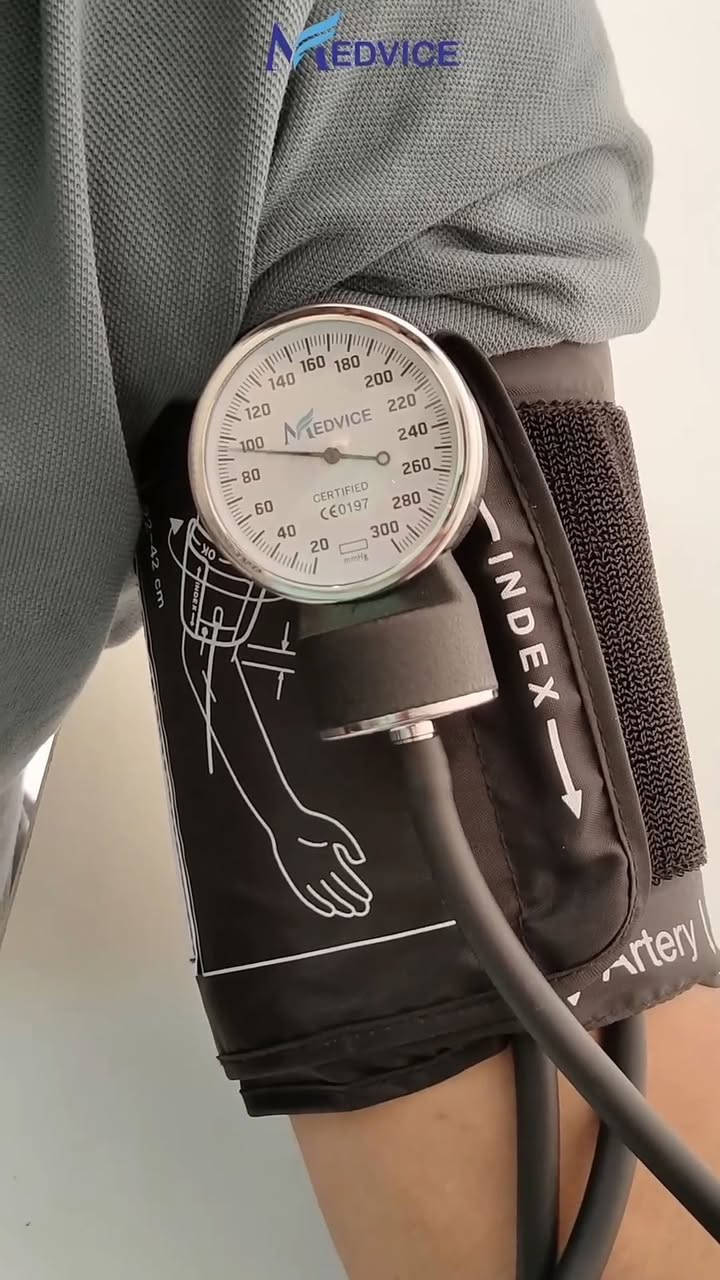 السعر ٢٨ الف توصيل مجاني
قياس ضغط الدم يدويًا بدقة عالية في المنزل

مناسب للاستخدام في العيادات، المستوصفات، والمراكز الطبية

مثالي للطلاب والممارسين في المجال الطبي والتمريضي

متابعة ضغط الدم بشكل دوري بدون الحاجة للكهرباء أو البطاريات

المميزات

مقياس ضغط ميكانيكي (Aneroid Gauge) عالي الدقة وسهل القراءة

مؤشر قياس واضح وكبير لقراءة الضغط بسهولة

كفة ذراع قابلة للتعديل تناسب محيط الذراع من 9 إلى 17 إنش

مضخة يدوية (Bulb) مريحة للتحكم في ضخ الهواء

سماعة طبية مرفقة للاستماع بدقة إلى نبضات القلب

مصمم للاستخدام الذاتي (Self-use) وكذلك للاستخدام المهني

لا يحتوي على مطاط طبيعي (Latex Free)، آمن للاستخدام ولا يسبب حساسية

لا يحتاج إلى بطاريات أو كهرباء – جاهز للعمل في أي وقت

جودة تصنيع مناسبة للاستخدام اليومي

حاصل على اعتماد CE

محتويات الصندوق

جهاز قياس ضغط دم يدوي بمؤشر ميكانيكي

كفة ذراع قابلة للتعديل

مضخة يدوية لضخ الهواء

سماعة طبية

حقيبة تخزين وحمل

دليل استخدام مصوّر باللغة الإنجليزية

الملاحظات

القراءة تعتمد على الطريقة الصحيحة للاستخدام والاستماع عبر السماعة

يُنصح بالجلوس والراحة عدة دقائق قبل القياس للحصول على نتيجة دقيقة

المنتج يدوي بالكامل وليس إلكترونيًا

طول السماعة 50 سم


**إذا كنت صاحب هذا الإعلان وتريد حذفه لأي سبب، رجاءا أرسل رسالة إلى الدعم الفني**