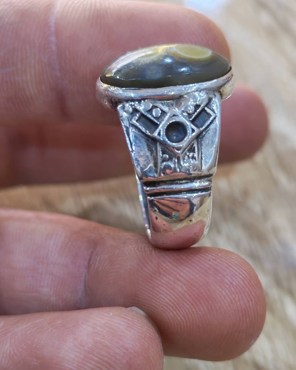 سليماني عينتين متساوية صياغة يدوية***********بغداد
مقاس 23 ونص
