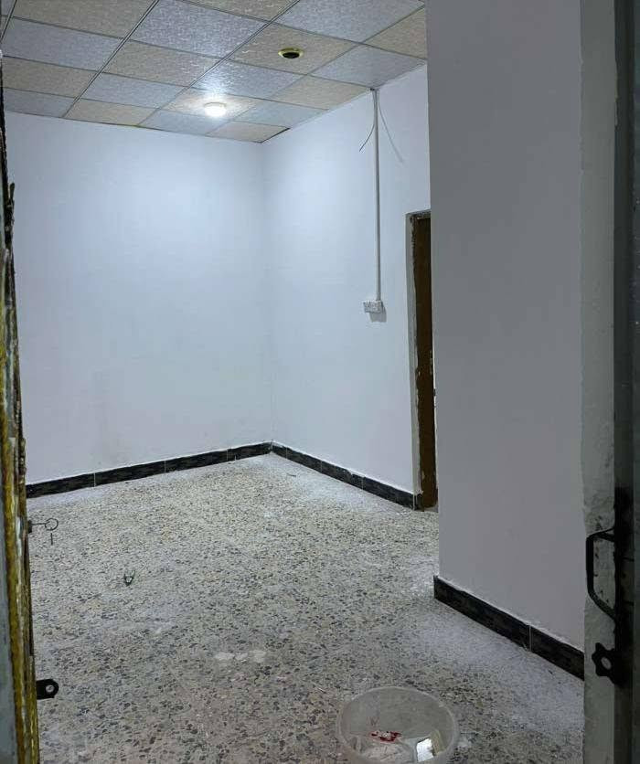 يتوفر شقه طابق اول  للايجار
في حي جامعه قرب مشتفى الطفل على شارع عام تحتوي غرفتين منام وصاله ومطبخ وحمام بدل الايجار 450 مع اجور الكهرباء والماء
ستفسار ابو عباس ***********
