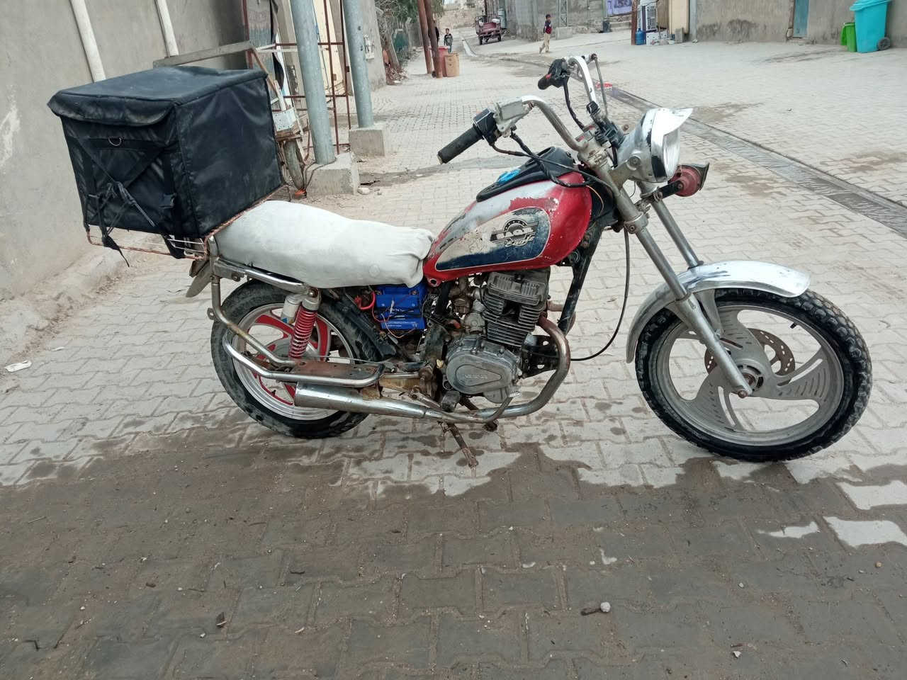 سلام عليكم من رخصة مدير الكروب المحترم اعيد النشر بسبب الوعود الكاذبة دراجه صقر كلك للبيع نكره سلف باتري جديد وياله تايرات نضاف دراجه مال شغل الشفت مال الهندر مكصوص تشتغل نكره سلف الصندوك مو وياها السعر 150 رجاءن المو شرا ي ليواد عني  ***********
