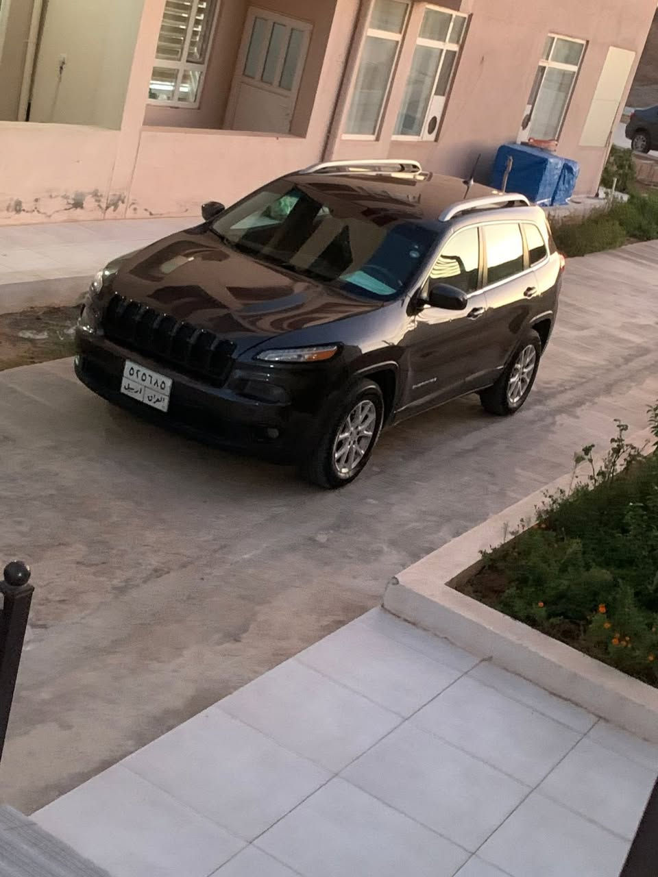 جيب بزون شيروكي 2017 مواصفات لاتيوتد 
مال بيت 🏠 
محرك 6 سلندر 3200 
كير + محرك مكفولات
حادث امريكا فقط 
 بداية البنيد ودعامية 
وجاملغات بارد فقط 
موضح ب صور + رقم شاصي 
+ سونار مرفق مع الهزة
ايرباكات سليمة كلها
الكتلوك ودفاتر الشركة موجودات بوضع الشركة
ماشية 125 الف ميل
سيارة بوضعية جيدة جداً 
حدادية  جيدة
تبريد + تدفئة قطعتين امامي وخلفي 
تدفئة كشنات 
تدفئة ستيرن
تدفئة مري جانبية
تبريد ثلاجة قطعتين امامي خلفي
شاشة حجم كبير بلادية مال جيب+تحكمات داخلية + اوامر التبريد
سماعات عدد 6 مع الدمام البلادي
تشغيل عن بعد 
توقف ذاتي
عدسات حاجب LED نهارية + لايتات LED
كامرة خلفية 
غرفة داخلية مع الدوشمة  
تايرات جديد
باتري جديد
سنوية باسمي 
رقم اربيل جديد + هزة جديد
السعر 117 بيها مجال بسيط 
مكان بغداد - الدورة - البوعيثة
***********
