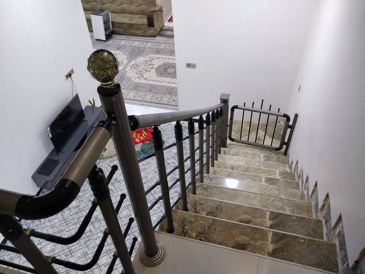 السلام عليكم
  دار للبيع مكان مميز جدا 
طابو زراعي سند25 
بإسم صاحب الارض
تحويل البيت ثاني يوم بعد الشراء
العنوان / /بابل المدحتيه 
حي الحوراء شارع 14الجديد على التبليط مباشر
المساحة//٢٠٠متر
الواجهه //١٠متر
بناء حديث بإشراف وتنفيذ مهندس مدني سنة البناء ٢٠٠٢٤
خدمات كامله من ماء وكهرباء وتبليط 
السعر/١٣٥وبي مجال   
تفاصيل البيت
استقبال 
صاله كبيره 
عدد الغرف ٢واحده فوق والثانيه جوه
مطبخ حار 
ممرات
الارضيه بورسلاين
حديقه +طارمه
مجمع صحيات داخليه وخارجيه
عرض الشارع ١٤متر
البيت كامل وجاهز
البيت موقع حلو وجيد جداً 
للاستفسار
مراجعة  مكتب دلالية وائل الهندي 
***********وائل الهندي
ابو علي***********
مكتب دلالية وائل الهندي بابل المدحتيه الحمزه الغربي ع شارع 60 قرب سلوان ابو الكاشي مقابيل فرع علي قماره
