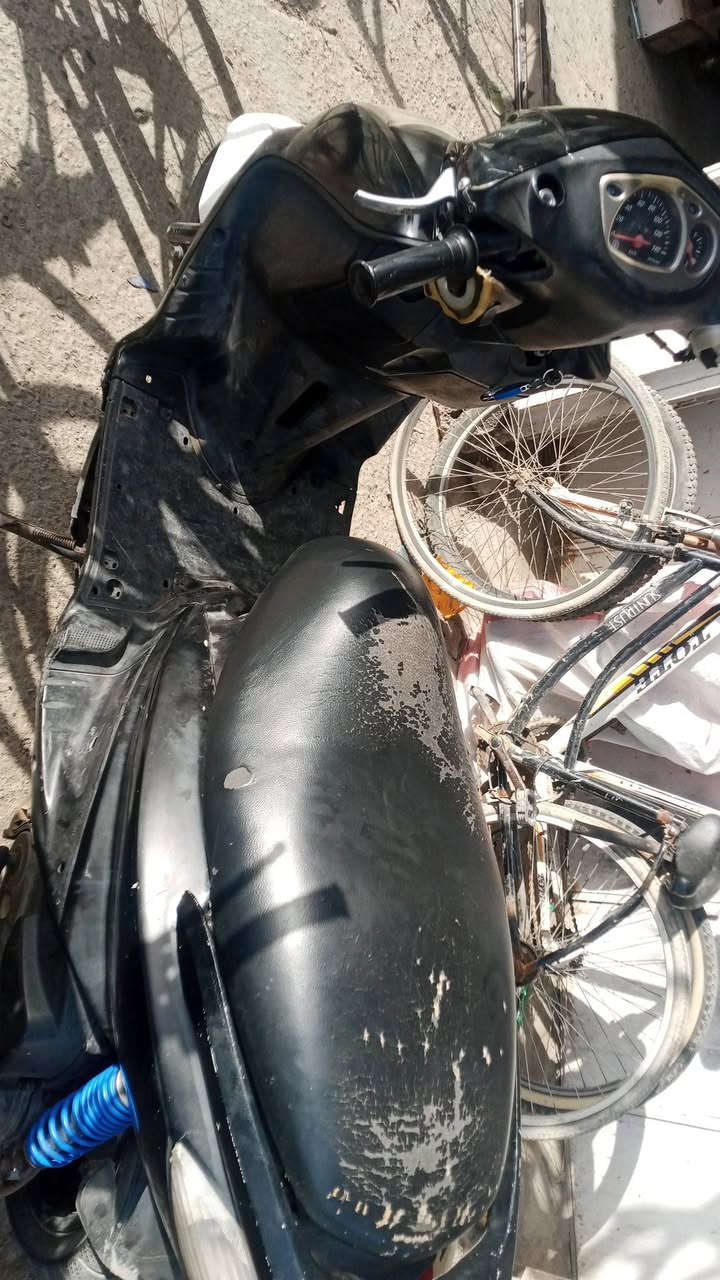 سلام عليكم دراجة سكنز نثية دراجة نكرة سلف هندر مكينة خرسة كهربائيات كلهة شغالة يرادلهةبس دكمة مال هورن وترايش فقط دراجة كلش حلوة سعر 350ماني بوب شام تواصل رقم ***********
