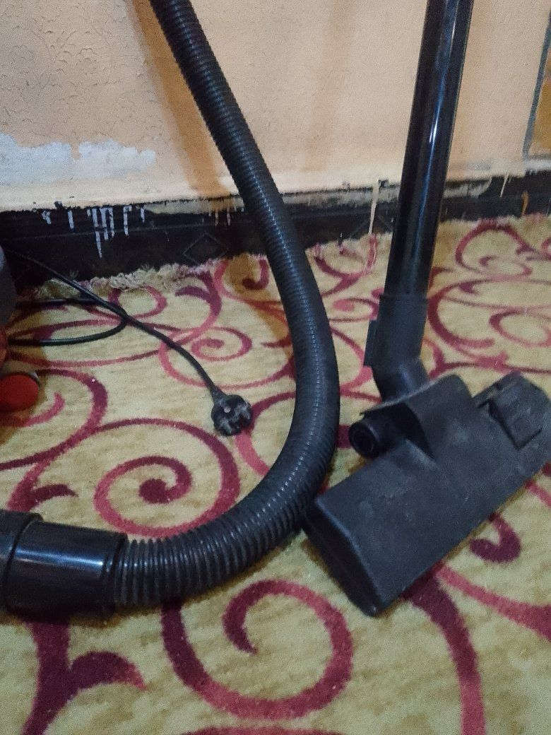 مكنسه كهربائيه باله أوربي شغاله لبيع سعر٤٠الف بصره قرب مستشفى لمواسات***********
