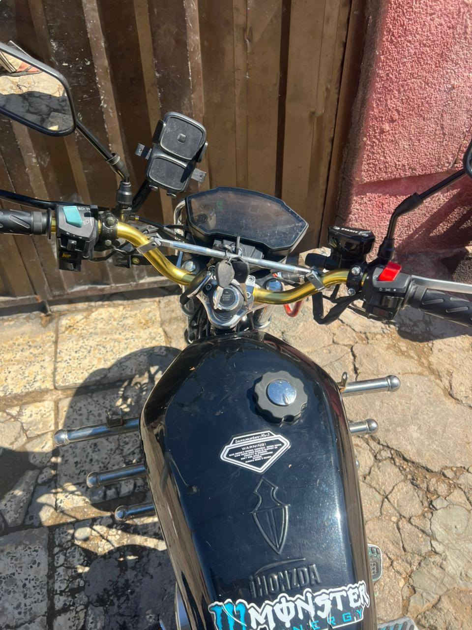 سلام عليكم دراجه ايراني موديل 25 للبيع مكاني الرمادي الخمسه كيلو نضيفه و بيها عطل واحد ملف مال صلف اب 7 الاف دينار والله اخذتها من الجمعيه اب مليون و 400 عارضها 850 و بيها مجال للشراي متوازي علئ فلوس الرقم (***********) موجود بي واتساب
