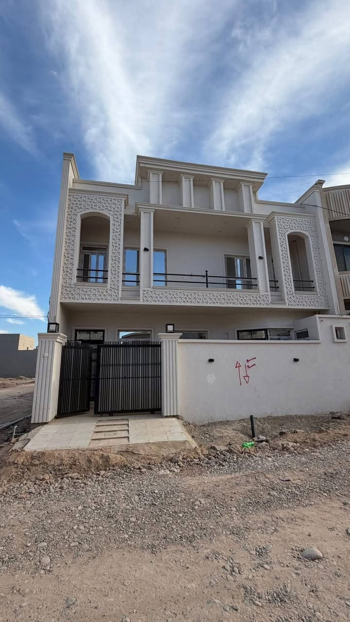 السلام عليكم

دار للبيع في الديوم التوحيد 

المساحه ١٠٠ متر مربع 10x10 ركن 

سنة البناء : ٢٠٢٤ الدار جديد مسكون سنه واحده فقط 

يتكون من : 3 غرف نوم +صالة +اسقبال + مطبخ 

للاستفسار اكثر مراجعة مكتب عقارات و مقاولات السردام 

***********
