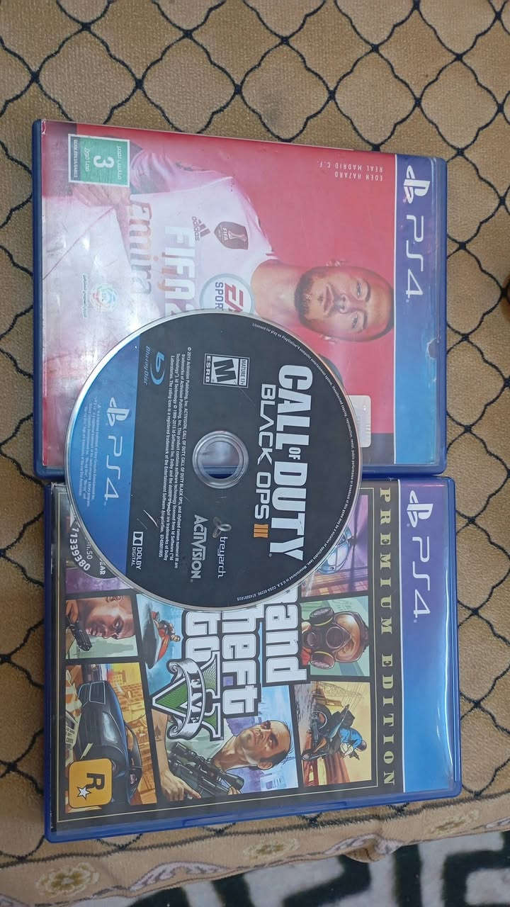 سلام عليكم عندي بلي فور سلم ويا يدات 2 ولوايرات موجوده ويا 3 اقراص وداخل البلي موجود 4 لعبات الجهاز نضيف ممفتوح  سعر البلي 350 عنوان بغداد الحريه رقم***********
