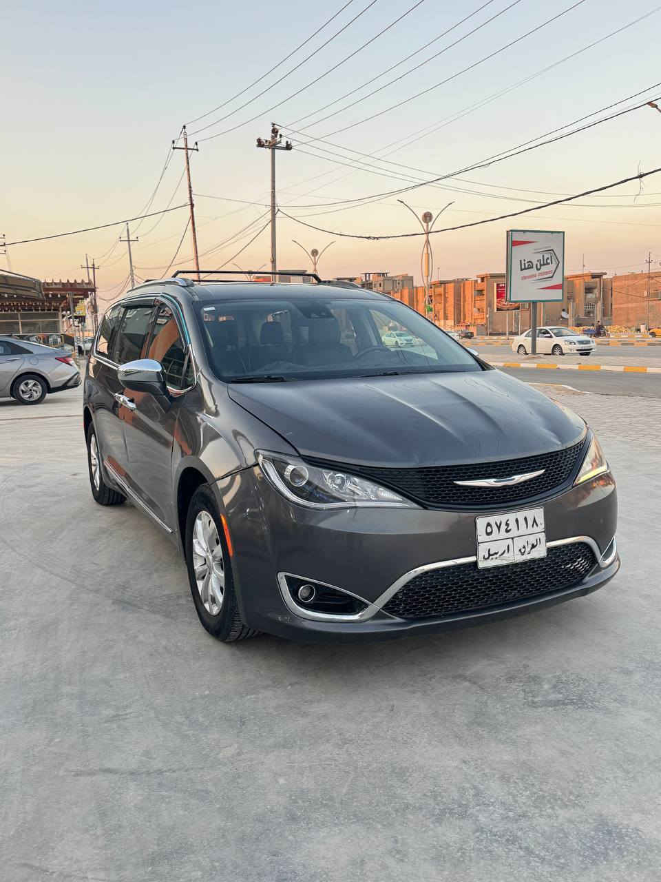 السلام عليكم للبيع كلايسلر باسفيكا موديل2018 رقم اربيل سنويه منتهيه قبل شهرين تحويل او وكاله مضمون السعر 138بيع مستعجل السياره بيه جاملغ بحادث أمريكا وهنا بيه جاملغ وباب السياره جاهزه من كلشي محرك كير تبريد حداديه تأيرات السياره فول مواصفات بيبان كهرباء كشنات جلد كشن كهرباء 7راكب كشنات بلع حساس خلفي شاشه كامره دوار رادار جانبي مكان السياره الديوانيه ***********
