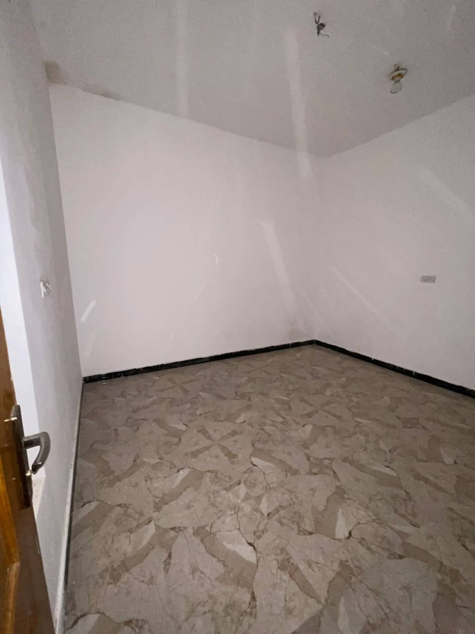 بيت طابق اول درج معزول تحتوي على ديوان غرفتين وصاله ومطبخ وصحيات وطارمة وسطح وكاملة من كل شيء سعر الايجار 600 وقابل للتفاوض اي استفسار رقمنا موجود ***********
