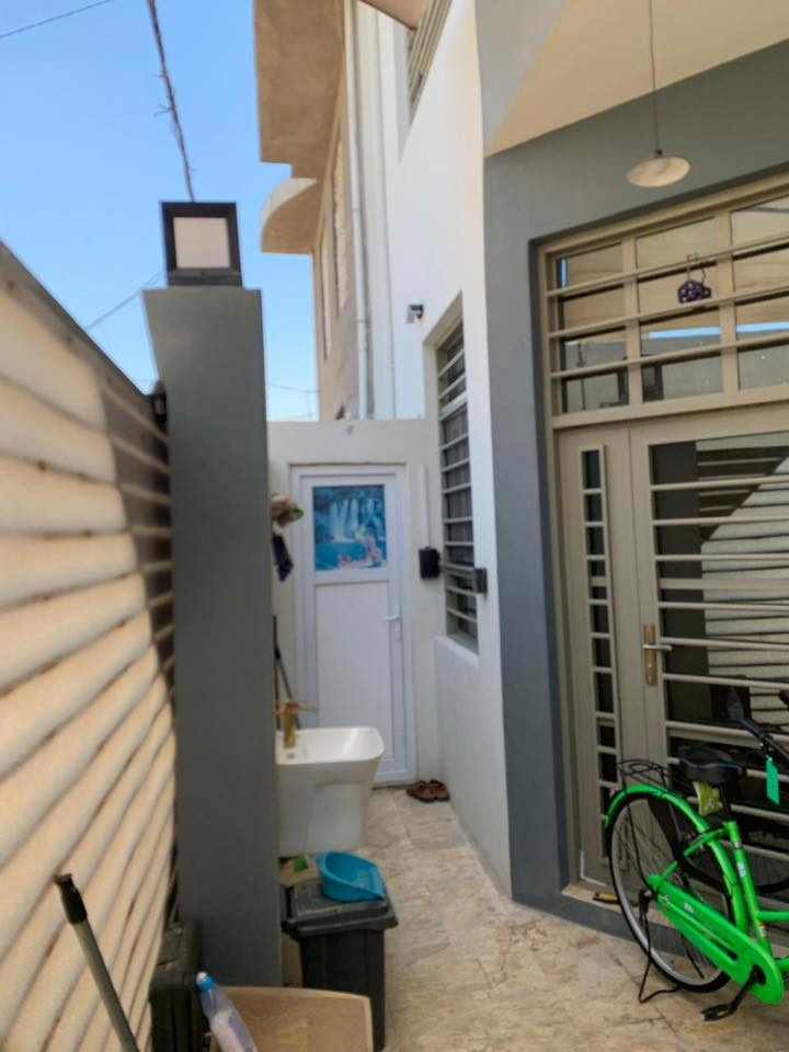 � دار سكني للبيع – فرصة مميزة

📍 الموقع: كوفة منطقة الجماعة بناء vip

📐 المساحة: 100م²

🛣️ عرض الشارع 7

🏘️ منطقة جدآ هادئة ومرتبة 

🏢 عدد الطوابق: طابقين

💰110 نقدي

⸻🔹 تفاصيل الدار:

الطابق الأول:

* غرفة + صالة + استقبال

* مطبخ +ودورتين مياه 

* طابق الثاني يحتوي على غرفتين 🛌

* +صالة ومجامع صحية🛁 

* تفاصيل البناء 🚧

أساس وسقف صب مركزي 🏗️

بناء طابوق 🧱 الأرضية مرمر من النوع الفاخر 

*للإستفسار تصال أو واتساب ***********
