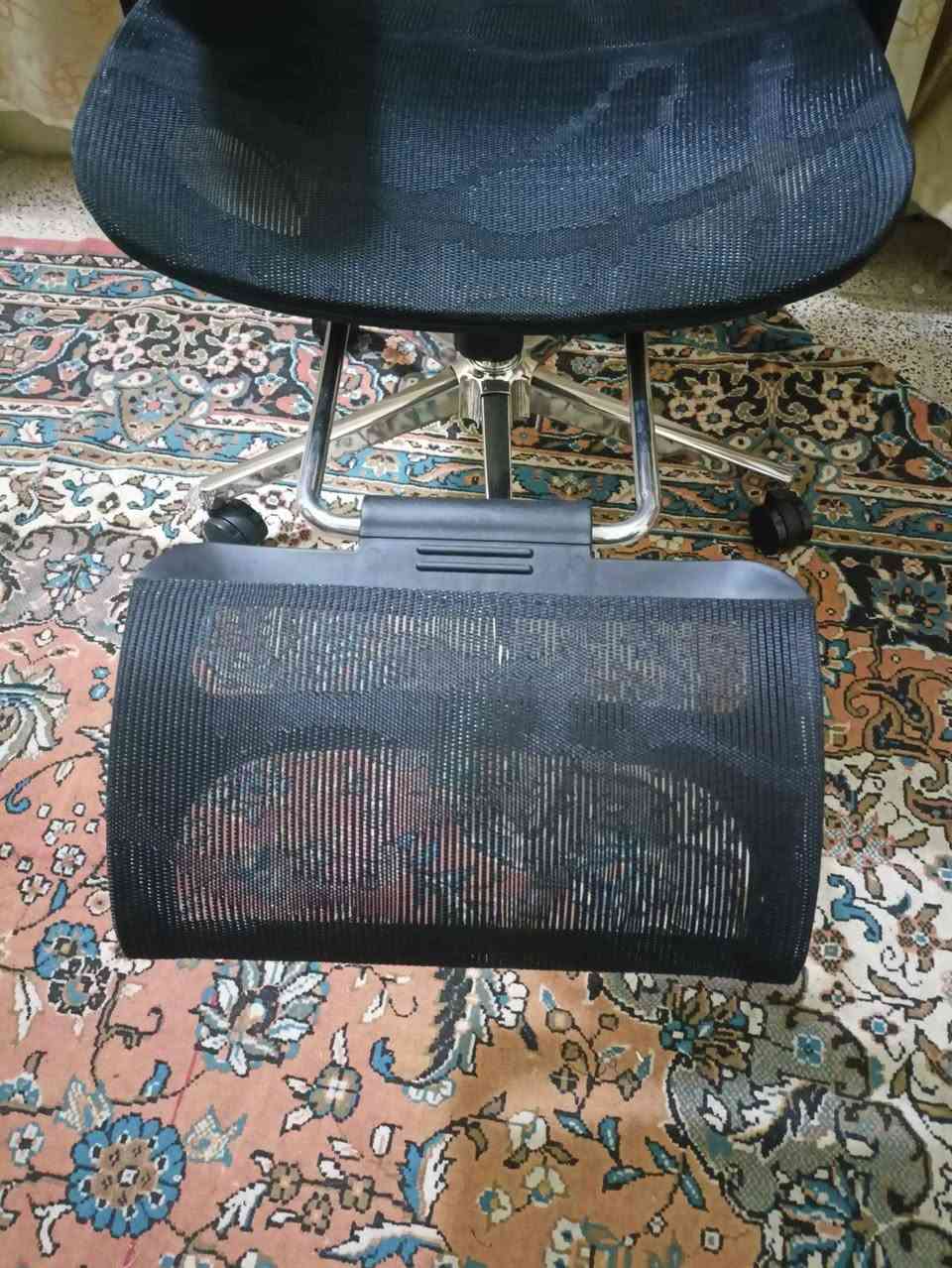 📢 للبيع: كرسي مكتب طبي (ارغونوميك) "فول أوبشن" - بحالة الوكالة
كرسي فخم وعملي جداً، تم شراؤه قبل شهر واحد فقط، البيع لظرف طارئ. الكرسي مصمم لراحة الظهر والرقبة لساعات العمل الطويلة.
✨ أهم المواصفات:
تصميم طبي (Ergonomic): يدعم انحناء الظهر بالكامل مع قطعة مخصصة لدعم القطنية (Lumbar Support).
مسند للقدمين (Footrest): ميزة إضافية مريحة جداً للاسترخاء أثناء العمل أو الدراسة.
خامات عالية الجودة: قماش "مش" (Mesh) طبي يسمح بمرور الهواء ومنع التعرق.
تحكم كامل:
مسند رأس (Headrest) قابل للتعديل.
مساند يد (Armrests) تتحرك في عدة اتجاهات (3D/4D).
هيكل وقاعدة من الألمنيوم الكروم المتين جداً (وليس بلاستيك).
عجلات صامتة: حركة سلسة جداً على الأرضيات والسجاد.
💰 السعر المطلوب:159.000

***********
عنواني الموصل موصل, نينوى
